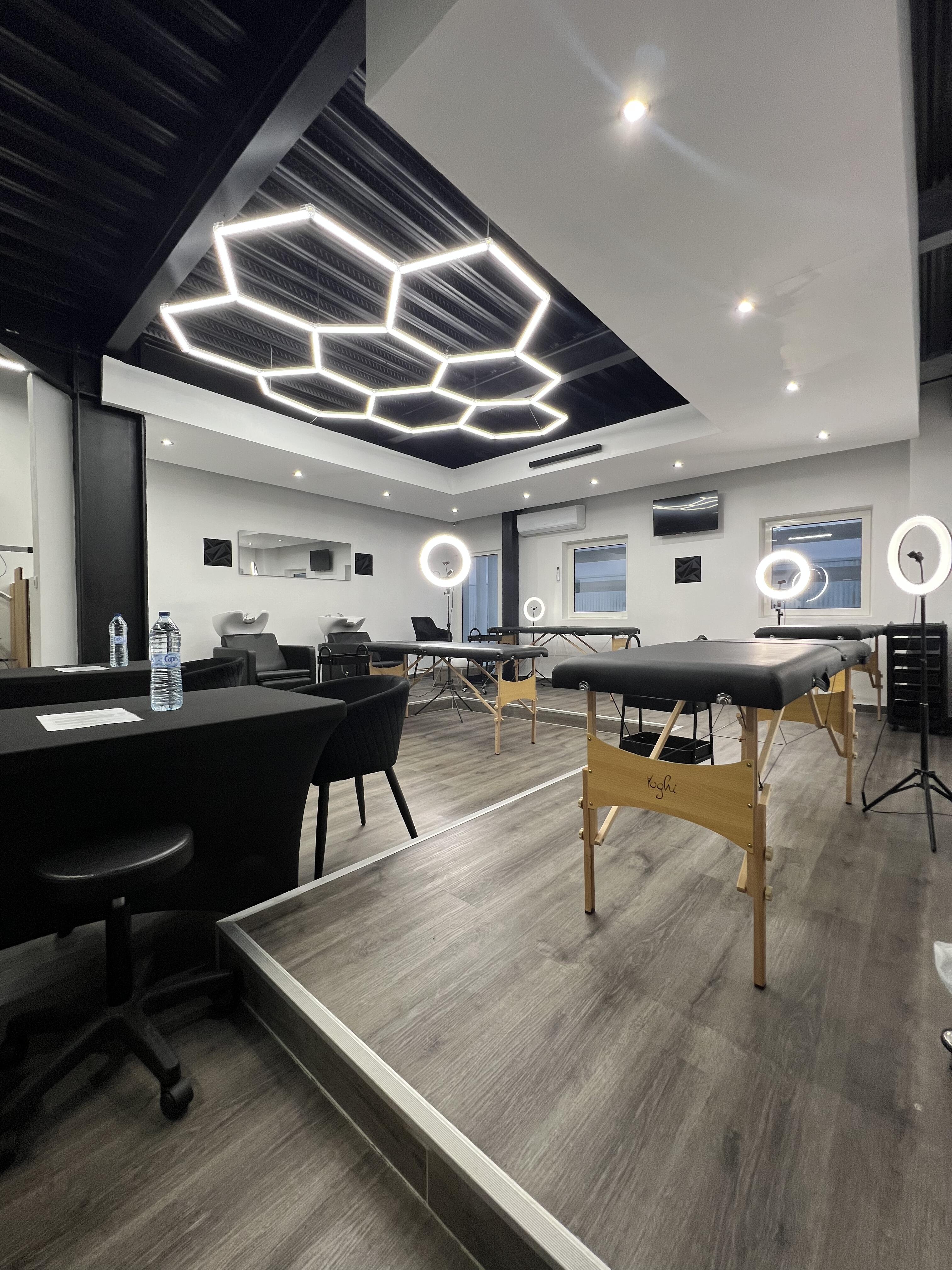 HyFives CS — Cabine esthétique / bien-être · Poste de prothésie ongulaire · Fauteuil de coiffure